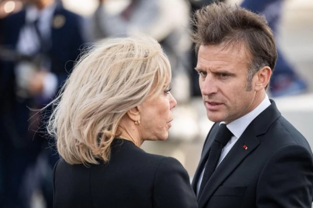 OVO NIKO NIJE OČEKIVAO OD BRIŽIT - KAD JE IZAŠLA IZ KOLA MEĐU MASU LJUDI, NASTAO JE MUK! Pogledajte kako se pojavila kod Spomenika neznanom junaku! (FOTO)