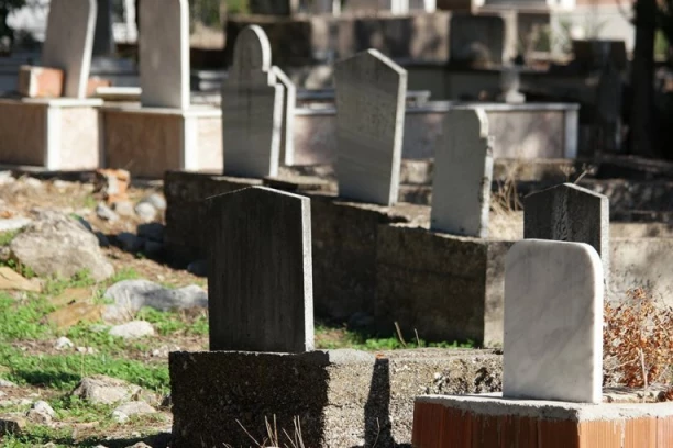 VODA NA GROBLJU POČELA DA IZBACUJE TELA POKOJNIKA! Paori očajni jer pred kapijama zatiču ostatke najmijih: "JUČE JE ISPLIVAO SKELET"