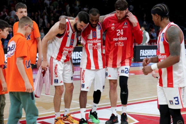MOMENAT KAD SU SE DELIJE UHVATILE ZA GLAVU! Miljenik navijača nije mogao sam da napusti teren (FOTO)