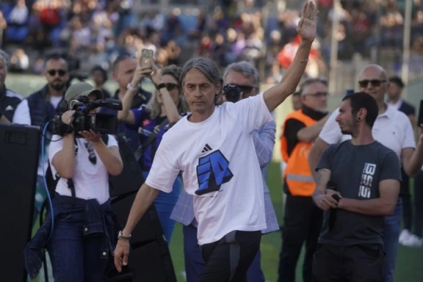 DOK PIZA SLAVI SERIJU A, PIPO POSTAJE "PAPA": Čuveni Italijan postao apsolutni HIT na društvenim mrežama (FOTO)