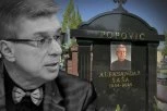 NA GROBU SAŠE POPOVIĆA POSTAVLJENA NOVA SLOVA: Udovica sa porodicom donela OVU ODLUKU - ovako sada izgleda večna kuća! (VIDEO)