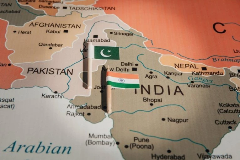 INDIJA I PAKISTAN ZA PREGOVARAČKIM STOLOM: Danas u podne saznaćemo šta će biti dalji koraci