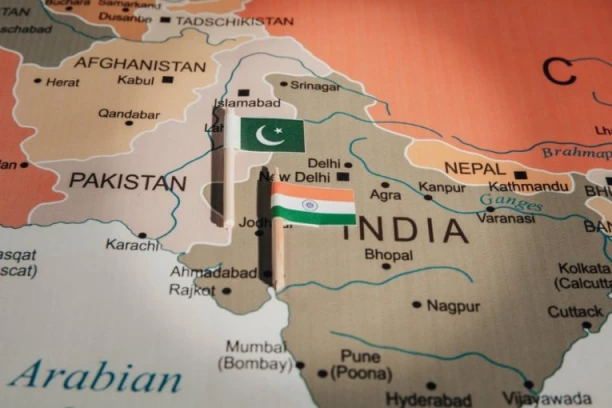 INDIJA I PAKISTAN ZA PREGOVARAČKIM STOLOM: Danas u podne saznaćemo šta će biti dalji koraci