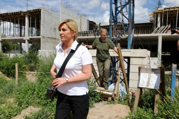 ŠTA SE DESILO KOLINDI? LJUDI NE MOGU DA SE NAČUDE OVOM PRIZORU! Obukla providnu majicu, istakla adute, svi primećuju da nije ni blizu one žene od pre nekoliko godina! (FOTO)