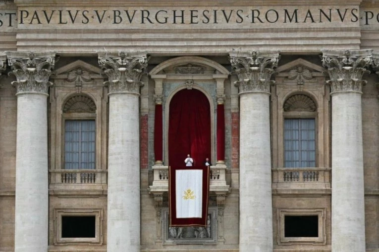 „OVO JE TREĆI SVETSKI RAT U ETAPAMA“: Papa Lav XIV sa balkona bazilike Svetog Petra pozvao na mir u Ukrajini i Gazi na svojoj prvoj nedeljnoj molitvi
