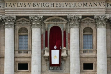 „OVO JE TREĆI SVETSKI RAT U ETAPAMA“: Papa Lav XIV sa balkona bazilike Svetog Petra pozvao na mir u Ukrajini i Gazi na svojoj prvoj nedeljnoj molitvi