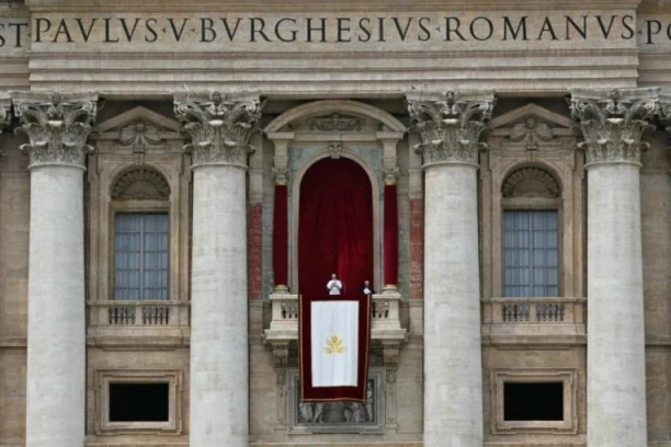„OVO JE TREĆI SVETSKI RAT U ETAPAMA“: Papa Lav XIV sa balkona bazilike Svetog Petra pozvao na mir u Ukrajini i Gazi na svojoj prvoj nedeljnoj molitvi