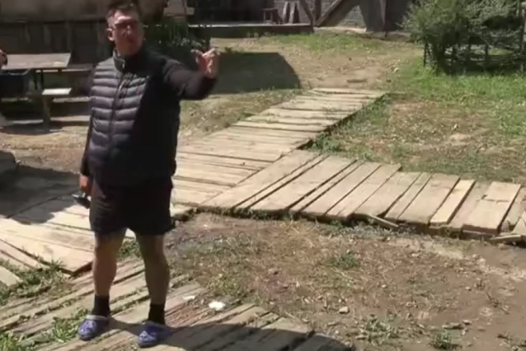 KRISTIJAN GOLUBOVIĆ DOHVATIO ŽILET, KRENUO DA SKIDA SVE! Neviđeni FRAS u programu, u jaucima doziva UPOMOĆ: "Nemoj, Kiki, molim te..." (VIDEO)