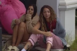 ZABRINJAVAJUĆE STANJE ENE ČOLIĆ, ZBOG GASTOZA JE NA DNU AMBISA: Zabeležene šok-scene ispred izolacije, takmičarka kuka na sav glas!