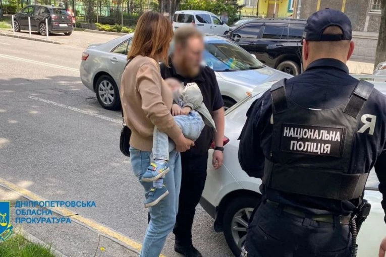 MAJKA POKUŠALA DA PRODA SINA: U poslednjem trenutku sprečeno najgore - EVO ŠTA JE HTELA DA POSTIGNE