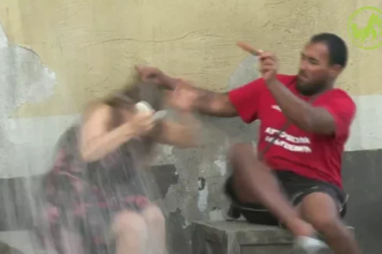 PRIPREMITE KESU ZA POVRAĆANJE - ZBOG OVE SCENE ĆE VAM SE OKRENUTI ŽELUDAC: Karambol na imanju, niko ne veruje da je učesnici ovo palo na pamet!
