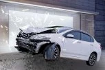NEVEROVATAN SNIMAK KRAĐE U LAZAREVCU! Kolima uleteli u izlog prodavnice! (VIDEO)