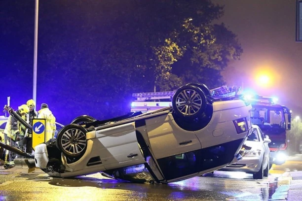 STRAVIČNA NESREĆA NA ULAZU U BEOGRAD! Automobil sleteo s puta i prevrnuo se na krov!