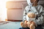RODITELJI GODINAMA DRŽALI DECU U KARANTINU ZBOG KOVIDA: Mališani spavali u kavezima, među fekalijima i đubretom - a onda KOMŠINICA PRIMETILA JEDNU STVAR