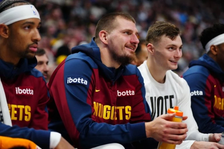 JOKIĆ BRILJIRA, A MAJKA NJEGOVOG SAIGRAČA OSVAJA PAŽNJU: Evo šta radi u toku meča svog sina! (VIDEO)