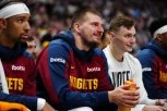 JOKIĆ BRILJIRA, A MAJKA NJEGOVOG SAIGRAČA OSVAJA PAŽNJU: Evo šta radi u toku meča svog sina! (VIDEO)