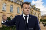 EVO ŠTA MAKRON SKLANJA SA STOLA! Ovo nije prvi put da je francuski predsednik meta napada - sada je sve jasno! (FOTO/VIDEO)