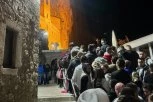 HILJADE LJUDI ISPRED OSTROGA: Nestvarna slika na praznik Svetog Vasilija Ostroškog - pešačili i po 100 kilometara (FOTO)