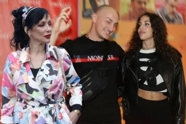 SVI DETALJI AFERE VENDI I DESINGERICE: Pevačica se oglasila i PRIZNALA ISTINU - "Ostao mu je karmin..."
