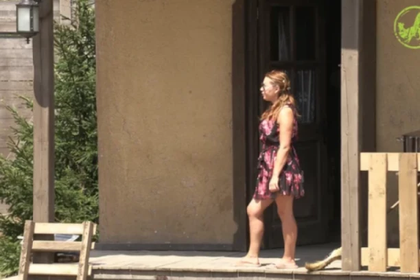 GAĐALI JE HRANOM, POLIVALI PRLJAVOM VODOM, pa nastao novi HAOS!  Zbog učesnice "Farme 8" svi ulaze u CRVENO! (VIDEO)