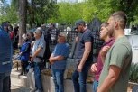 BIVŠI KOŠARKAŠ PARTIZANA STIGAO NA SAHRANU DRAGANA LABOVIĆA: Zakamuflirao se, ali smo ga mi ipak prepoznali! (FOTO)