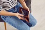 KUPILA JE NOVČANIK I SLUČAJNO POCEPALA POSTAVU: Nije mogla ni da zamisli šta se nalazi ispod - 12 miliona ljudi ne veruje svojim očima! (VIDEO)