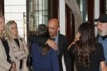 NAJBOLNIJE SCENE NA OPROŠTAJU OD SLAVNOG GLUMCA: Udovica i ćerka slomljene od TUGE, oni im pružaju UTEHU! (GALERIJA)