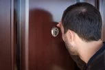 POGLEDAO SAM U ŠPIJUNKU I VIDEO UJAKA KAKO PRETRČAVA U DRUGU KUĆU: Slučajno sam otkrio njegovu aferu, a onda sam shvatio ko je osoba kod koje ide - SKANDAL