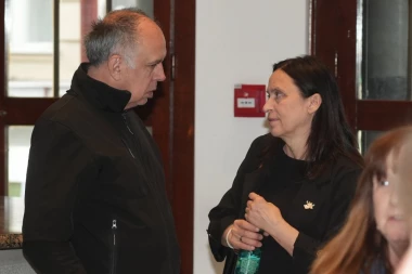 PRVI PUT U JAVNOSTI NAKON ĆERKINE SAHRANE! Bule Goncić se sa suprugom oprostio od voljenog kolege, njene reči odzvanjaju! (GALERIJA)