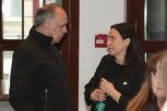 PRVI PUT U JAVNOSTI NAKON ĆERKINE SAHRANE! Bule Goncić se sa suprugom oprostio od voljenog kolege, njene reči odzvanjaju! (GALERIJA)