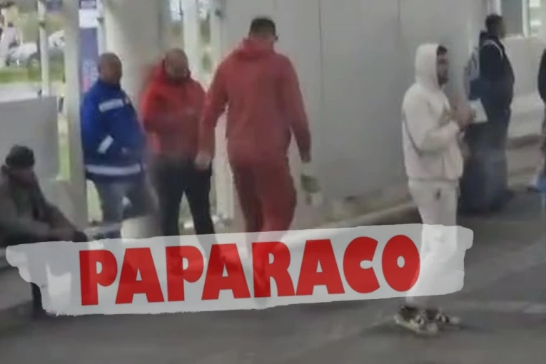 REPUBLIKA PAPARACO: Janjuš pokupio MISTERIOZNI poklon iz Beča - krije ga kao ZMIJA NOGE! (VIDEO)