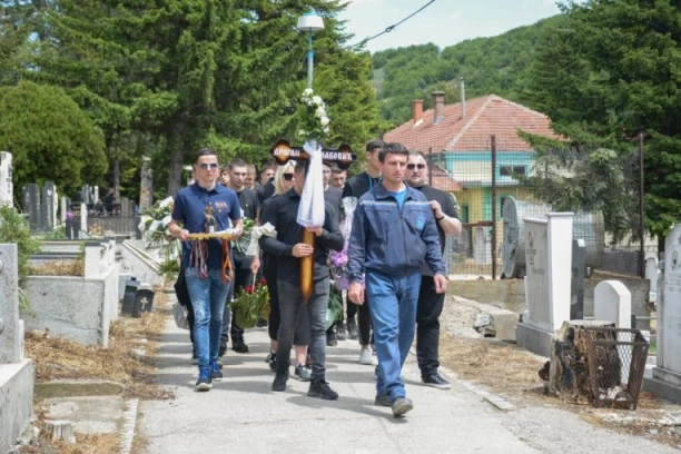 REČI MAJKE PREMINULOG DRAGANA LABOVIĆA KIDAJU DUŠU: "Sine, svi su otišli od tebe kad ti je trebalo pomoći!"
