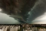 SUPERĆELIJSKA OLUJA I TORNADO NA GRANICI SA SRBIJOM: Snimljen crni vrtlog kako nosi sve pred sobom