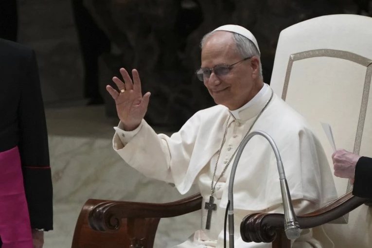 PAPA DELIO AUTOGRAME: Vatikanski poglavar otkrio novinarima svoju sportsku stranu (VIDEO)