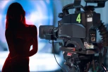MUŠKARCI, OD OVOGA ĆE VAM STATI SRCE! Voditeljke iz komšiluka čitaju vesti u TOPLESU! Sevaju CICE u programu, pašće vam VILICE od šoka! (VIDEO)