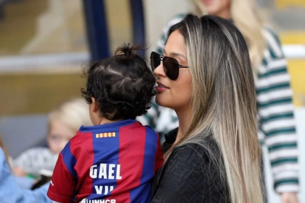 KAKO SE UOPŠTE KONCENTRIŠE NA FUDBAL? Supruga sjajnog Brazilca mami uzdahe - ona je njegova inspiracija! (FOTO)