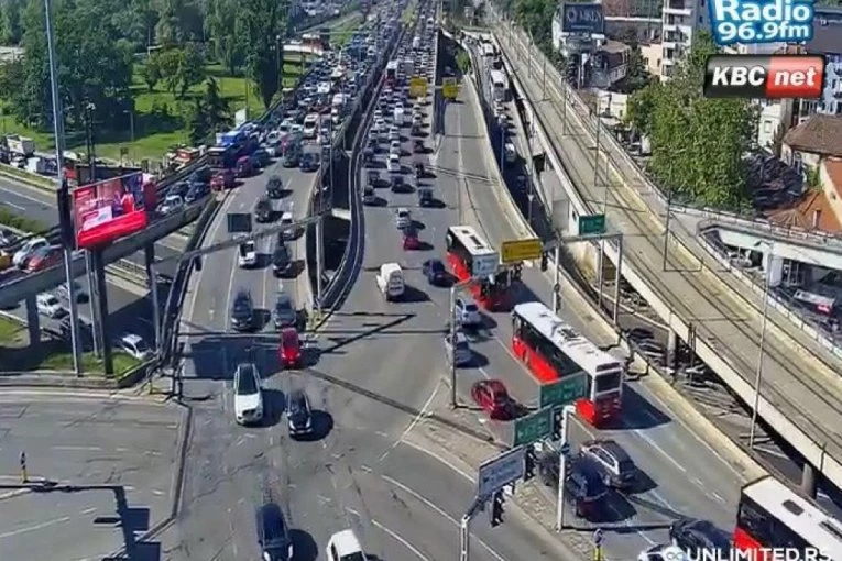 HAOS NA AUTOKOMANDI! Stvorene kilometarske kolone, vozila mile, a ovo je razlog (FOTO)