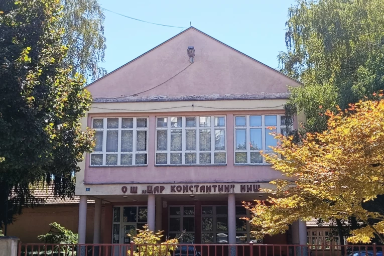 DEVOJČICA SE USRED NASTAVE POPELA NA KROV ŠKOLE! Drama u Nišu, intervenisali vatrogasci i Hitna pomoć, oglasila se direktorka nakon incidenta
