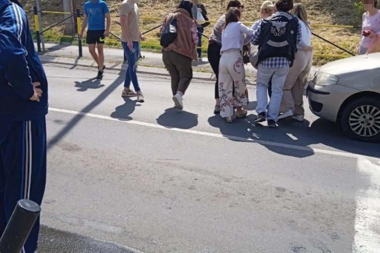 STRAŠAN UDES U RAKOVICI! Devojku pokosila žena za volanom automobila! (FOTO)