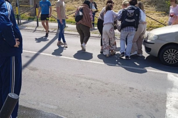 STRAŠAN UDES U RAKOVICI! Devojku pokosila žena za volanom automobila! (FOTO)