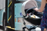 VOZAČ GRADSKOG AUTOBUSA NIJE HTEO DA SPUSTI RAMPU DA MAJKA SA TEŠKO BOLESNIM DETETOM UĐE - Ovo se stalno ponavlja, a sada je i snimila: "NJIMA JEDNOSTAVNO NIJE STALO" (VIDEO)